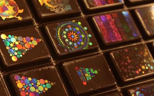 Cioccolatini stampati con ologrammi colorati