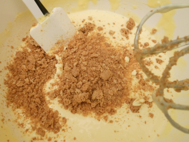 Dopo avere preparato la crema con tuorli, zucchero, mascarpone e albumi montati a neve, si aggiungono gli amaretti sbriciolati