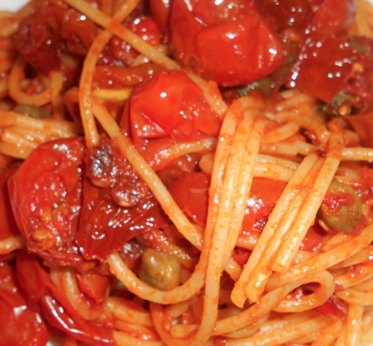 Spaghetti ai tre pomodori