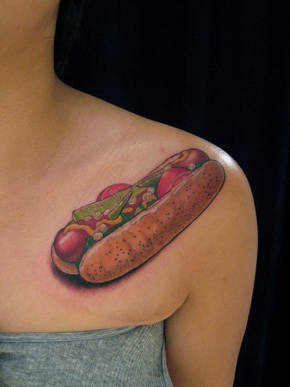 Un hot dog molto realistico sulla spalla di una signorina