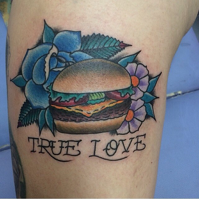 Fiori e hamburger, naturalmente tatuati