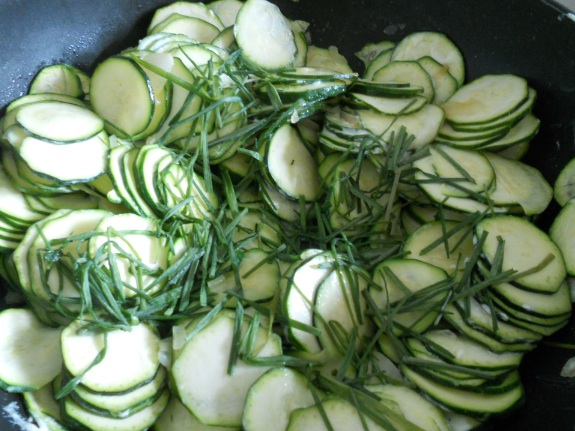 Le zucchine vengono rosolate in padella con olio, scalogno ed erba cipollina