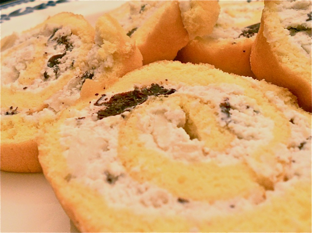 La farcia di questa pasta biscotto è preparata con ricotta, mandorle, zucchero e amarene