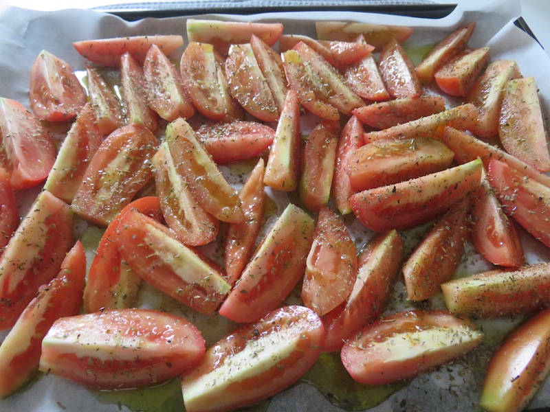 Pomodori conditi con olio e origano